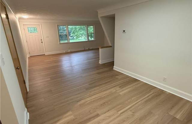 475 Meadowlane Road Gallery 3