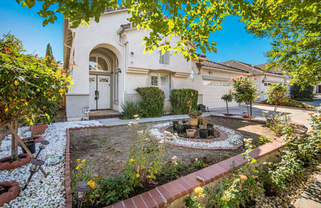 Highly Desirable Executive Home: 4 Bedrooms, 3 Bathrooms of Luxury Living photos photos