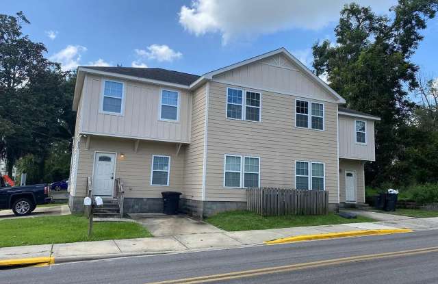 4/4 located on edge of campus Now Pre-Leasing for FALL 2025 photos photos