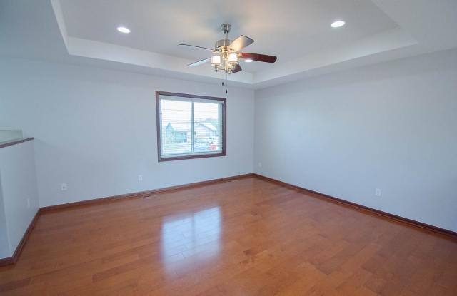 Beautiful NW Rochester home w/upgraded finishes! Gallery 3
