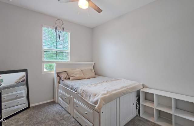18572 W COTTONTAIL Lane Gallery 4