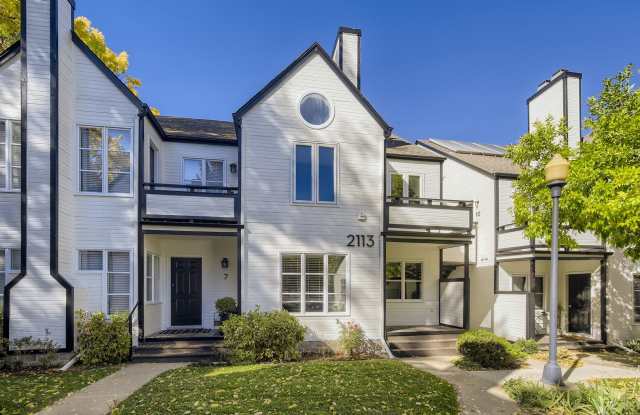 Downtown 2 BDR / 2BA - Walk to Everything Gallery 3
