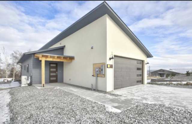 Occupied, do not disturb tenants.  Selah 2br 2ba DBL Garage 5-star Built Green Energy Standards home! photos photos