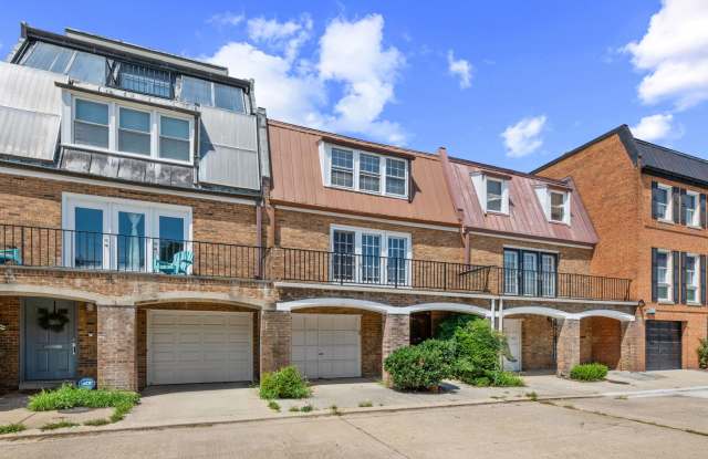 Renovated 3-Level Luxury Townhome with Private Garage Near The Wharf Gallery 3