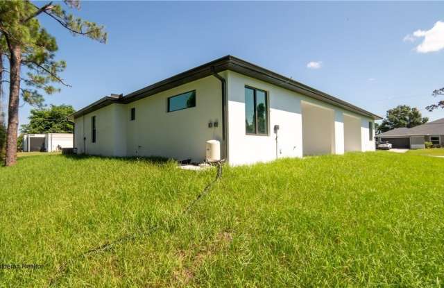 2401/2403 Matena Avenue S Gallery 4