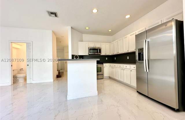 20733 NE 10th Ct Gallery 4
