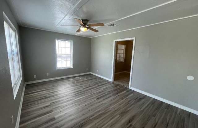 Adorable 1 Bedroom 1 Bathroom Duplex Available Now! Gallery 3