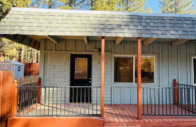 Pet friendly 1 bedroom unit with washer /dryer - 2583 Knox Avenue, South Lake Tahoe, CA 96150