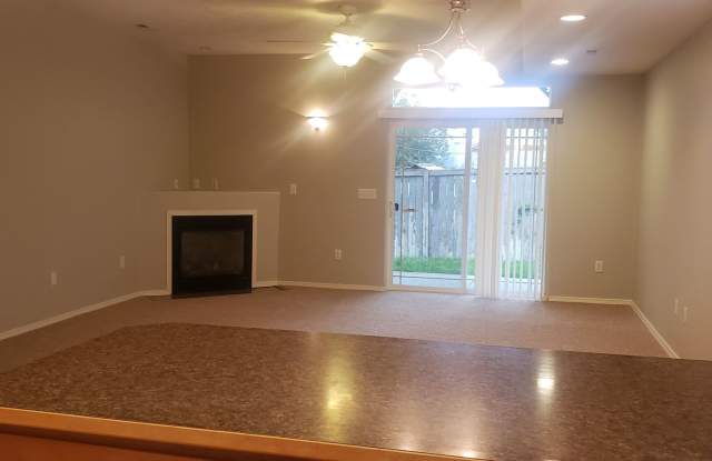 South Hill charmer! 2 bedrooms 2.5 bath townhouse Available October 10th!! Gallery 3