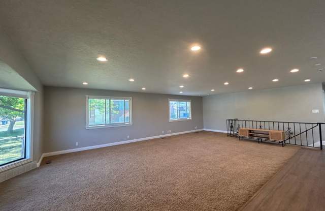 3 Bedroom 3.5 Bathroom in Orem! Gallery 3