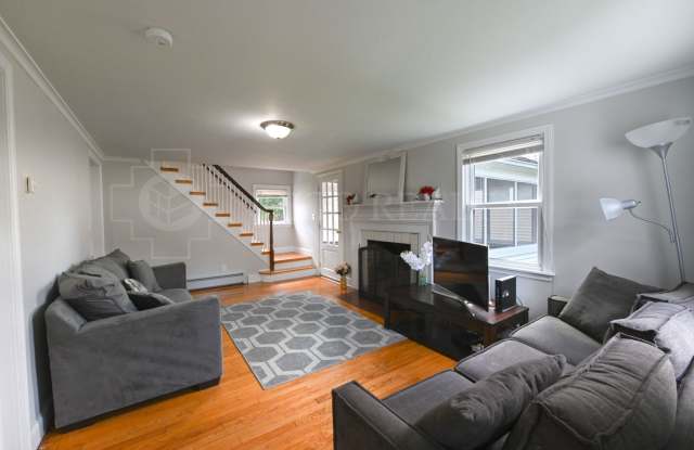 Charming single family home with 3 bedrooms! photos photos