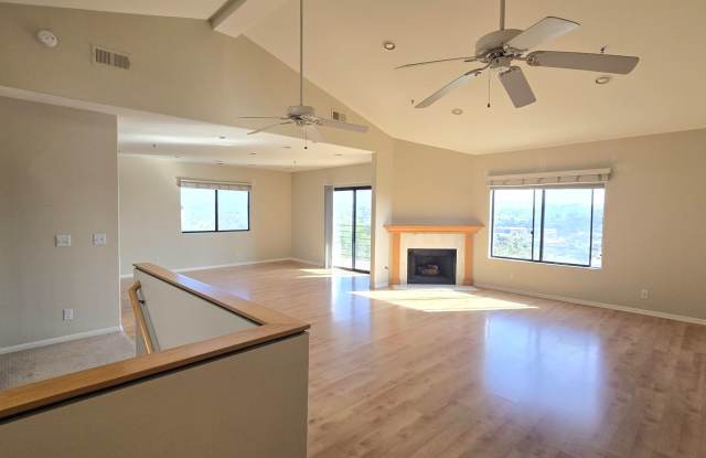 Light & Bright, 2BD/2.5BA in Private Gated Community w/ Country Views, 2 Car Garage, Fireplace, A/C Gallery 4