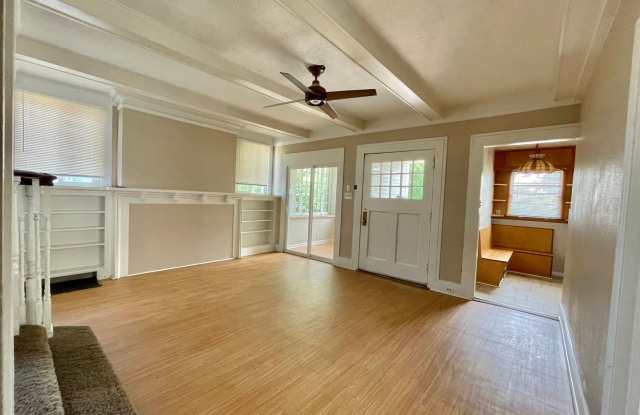 Spacious 8 Bedroom across from UNC - PRE-LEASING FOR MAY Gallery 3