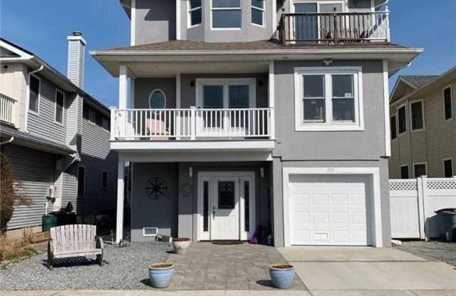 255 W Pine Street - 255 West Pine Street, Long Beach, NY 11561