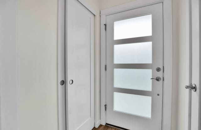 Modern 3 Bedroom End-Unit Townhouse with Stainless Steel Kitchen, Attached Garage & Patio Gallery 2