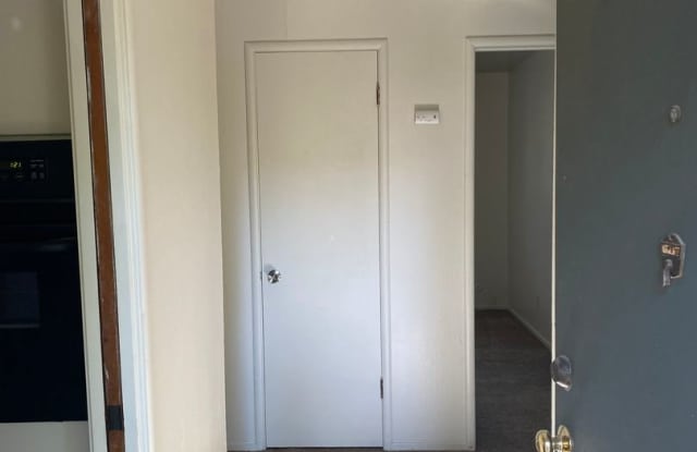 3 Bdrm/2 Bath Home Close to Downtown & Shopping-$500 Off 1st Month's Rent Gallery 4