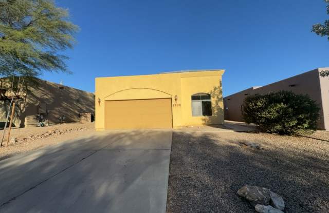 Dashing 3 bedroom 2 bath + Den/Office with all stainless steel appliances! - 1126 Horner Drive, Sierra Vista, AZ 85635