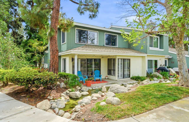 Spacious 3BR Condo in Costa Mesa Gallery 1