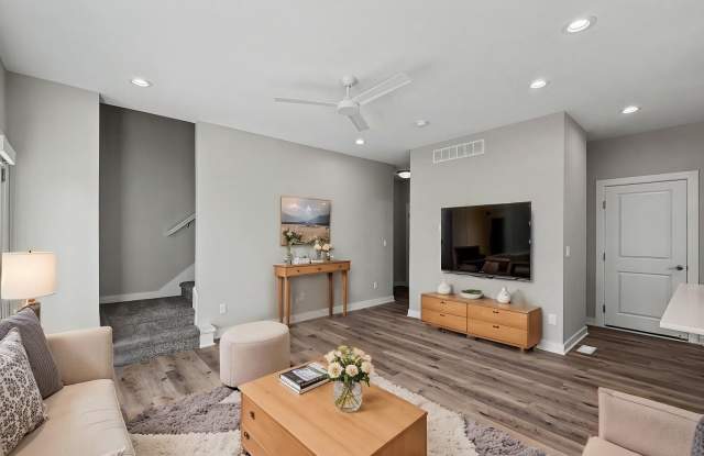Beautiful & Spacious Townhome w/ 2 Car Garage! Gallery 4