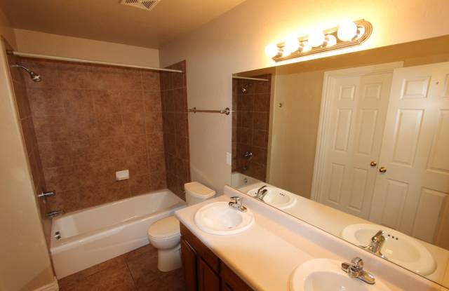 4-Bedroom Rio Homes Townhome | 2-Car Garage Near NAU & CCC Gallery 1