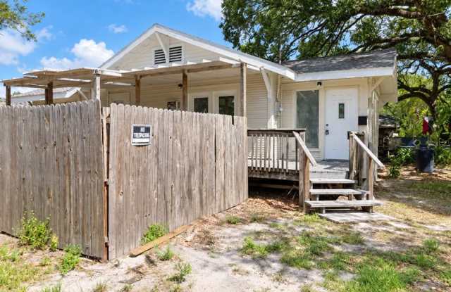 7704 North Huntley Avenue Gallery 3
