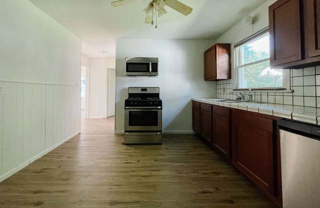 2 Bedroom Home, Fenced in Backyard + Garage! Available soon! photos photos