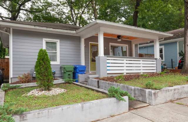 Beautifully Updated 3/2 w/ Large Fenced-In Backyard w/ Deck and Patio! Gallery 3