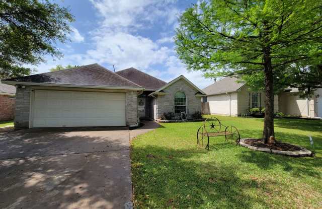 College Station -3 bedroom / 2 bath / 2 car garage / fenced in back yard. IN EDELWEISS GARTENS Gallery 3