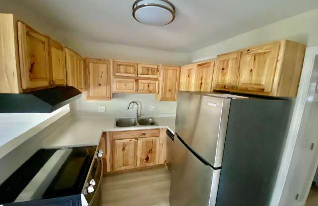 Bright  Remodeled 2BD/1BA 2nd Floor Quarry Hill Condo– Available August 1 photos photos