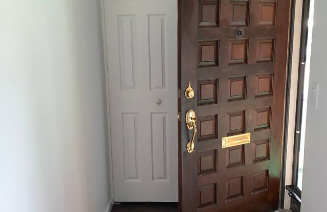BEAUTIFUL 2 BED CONDO IN HEART OF LIVONIA photos photos