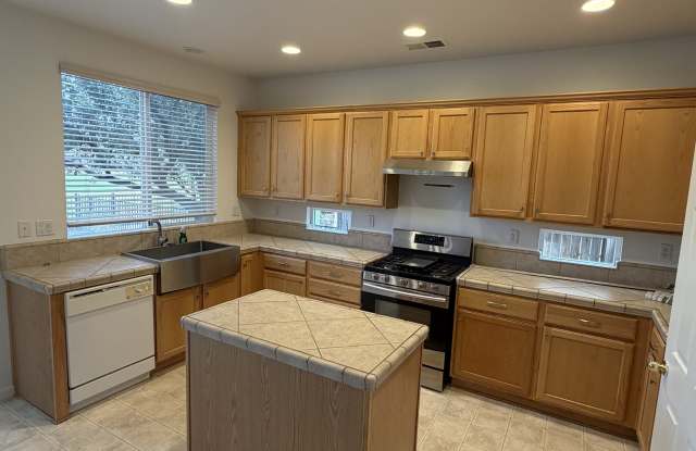932 Lakeview Drive Gallery 2