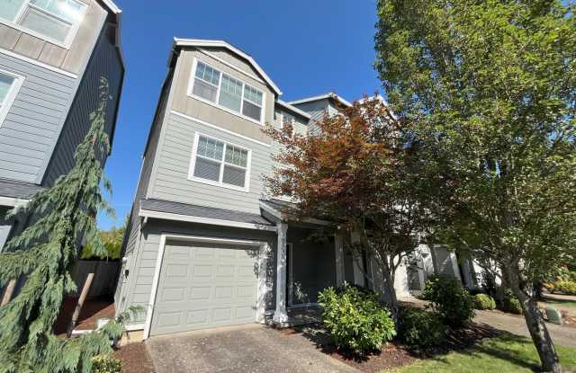 Spacious Tigard 3 Bedroom Townhouse with Open Kitchen, Attached Garage & Balcony Gallery 3