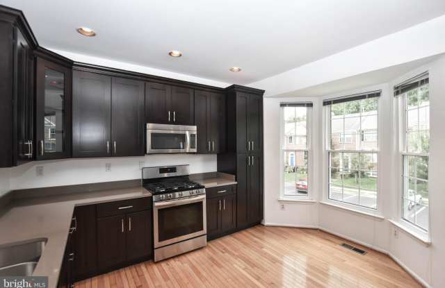 47616 COMER Square Gallery 3