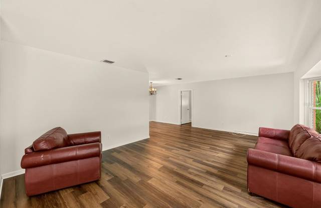 303 SAINT AUGUSTINE Avenue Gallery 4