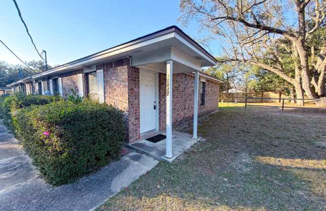 Well maintained 2 bedroom 1 bath duplex ~ lawn care, pest control & trash included! photos photos