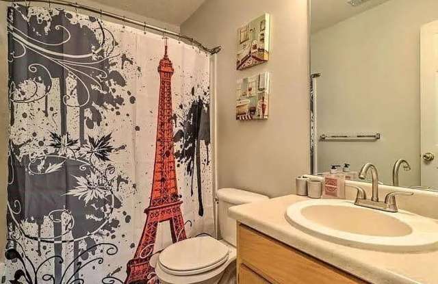 Room in 5 Bedroom Home at Oak Dr Gallery 4
