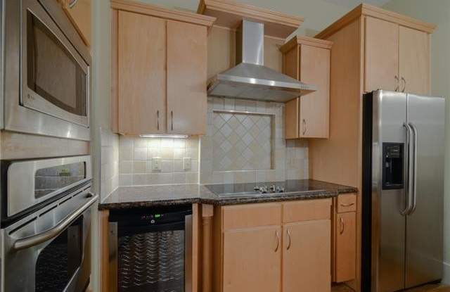 Penthouse Condo with Garage – Prime Location! photos photos