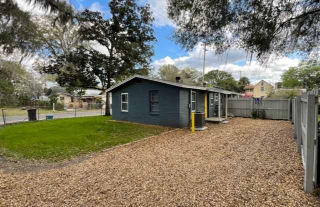 Beautiful 2 Bed 1 Bath House In Fifth Ave Neighborhood - 714 Northwest 8th Street, Gainesville, FL 32601