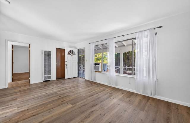 Walnut Creek 2BR Upper Unit with Huge Private Entertaining Patio! Gallery 4