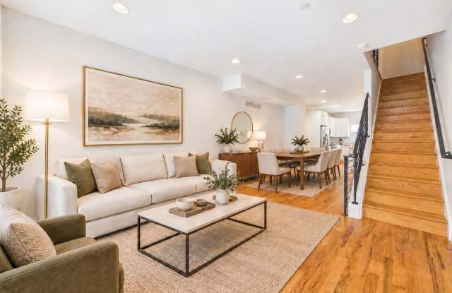 BEAUTIFUL BRIGHT 3 BED 2.5 BATH HOME WITH PARKING AVAILABLE NOW Gallery 1