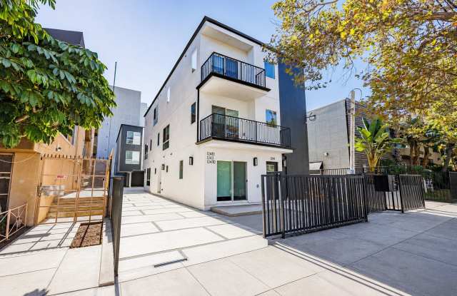 Massive Luxury 4 Beds with 2-3 Parking Spots photos photos Massive Luxury 4 Beds with 2-3 Parking Spots photos photos