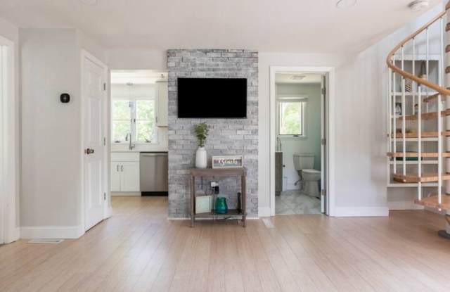 Recently Renovated Cozy Private Home Gallery 4