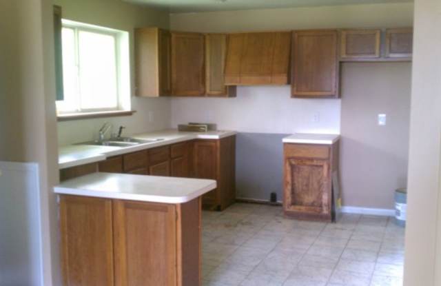 Picturesque cottage in vacation like setting! Stunning views of Tipsoco lake Gallery 4