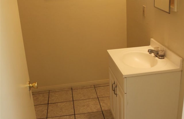 Casa de Poplar - 2914 Poplar Dr, Lynwood, CA 90262