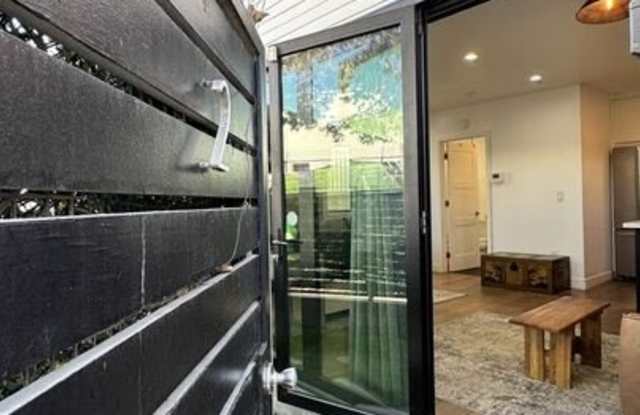 116 1/2 Thornton Pl Gallery 2