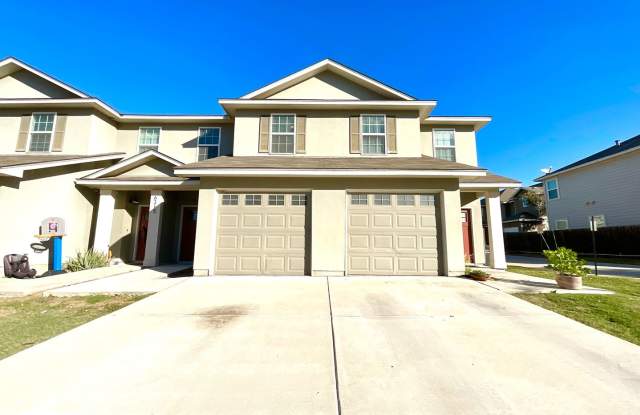 Three Bedroom Townhome in Prime Location! Close to New IKEA, I-35, Forum Shopping! photos photos