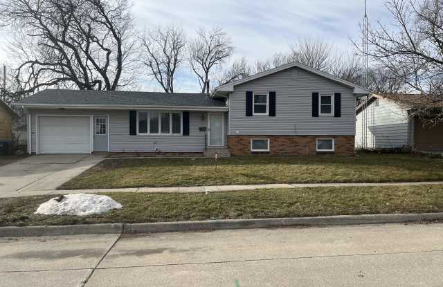 306 N 26th Pl - 306 North 26th Place, Fort Dodge, IA 50501