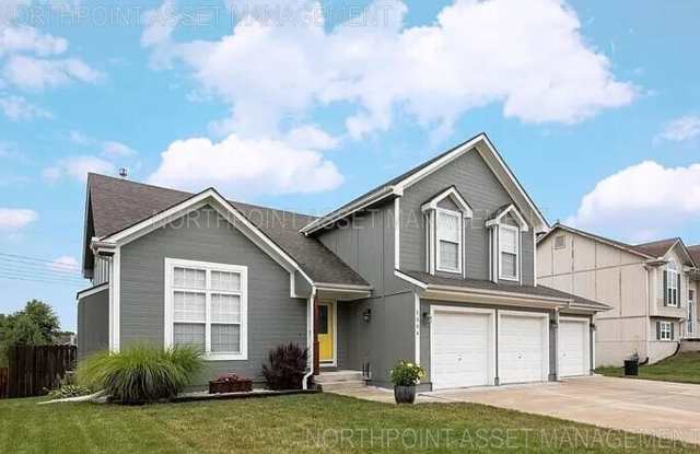 Coming Soon! 4-Bedroom, 3 Bath Single Family for Rent in Greenwood, MO |  Vaulted Ceilings & 3-Car Garage Gallery 3