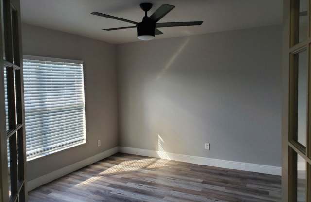 Newly Remodeled 4/2 PLUS DEN House Lehigh Gallery 4