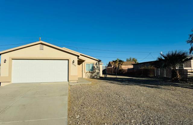 3BD/2BA Rental with 2 Car Garage in Fort Mohave, AZ Gallery 1